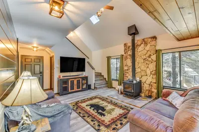 Image de 2 Mi to Mi-Wuk Village: Cabin w/ Large Deck