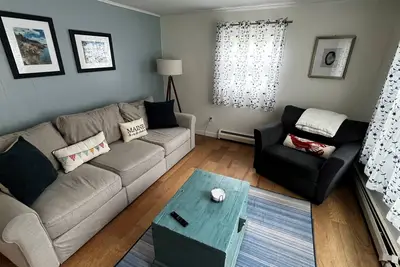 Image de Charming Remodeled Home with Deck overlooking Land Trust - Dog Friendly!
