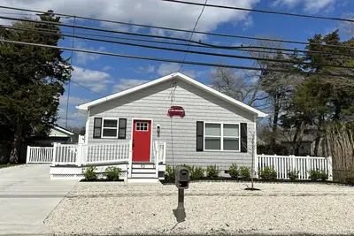 Image de New, dog-friendly, handicap accessible, 3-bedroom home 1/2 block to the Del Bay!