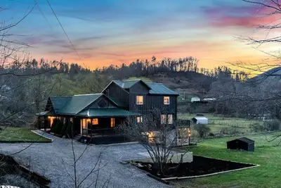 Image de Renovated cabin with Jacuzzi 6 Acres on the river, family-friendly