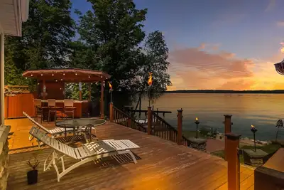 Image de Spacious Lake Front home w/100' Dock & Hot tub on Elk Lake mins to Torch Lake