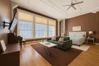 Image de Jazzy Downtown Studio w/ Piano!