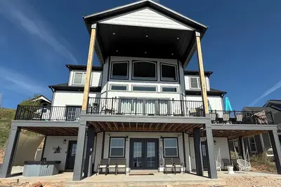 Image de Early Check-in! Views! Pool Table & Hot Tub, 12pm Check In - 2pm Check Out
