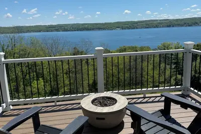Image de Renovated Spacious Canandaigua Lake House with Hot Tub and Sauna