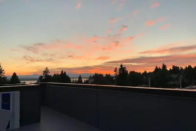 Image de Modern townhouse with rooftop. \n\n