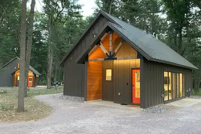 Image de Fox Cabin @ Orange Tractor Retreat: 3br Ada accessible cabin on 40 private acres