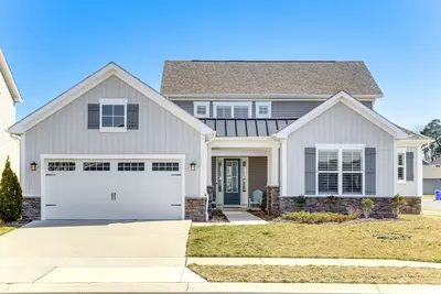 Image de Modern & Spacious Home w/ Pool in Ocean View!