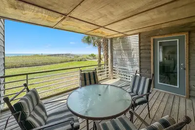 Image de Needle Rush Point D14 | Walk to FloraBama | Beachfront | 2 Pools | Boat Slips | My Beach Getaways