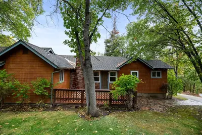 Image de Cozy Cub Cabin - Walk to Lake & Village, Fireplace, Deck