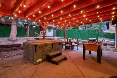 Image de Moonlight Serenity - Ideal Location with Hot Tub and Foosball Table! Walk to local shops and zoo!