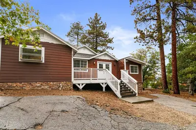 Image de Hibernation Haven - Walk to Lake & Village, Fireplace, Deck, Barbecue