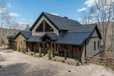 Image de Luxury Lodge on the Toccoa - Riverfront | Hot Tub | Family Friendly