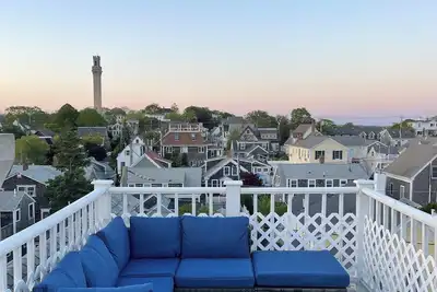 Image de Charming Two Bedroom Cape with Private Roof Deck – Steps to Tea Dance and Beach!