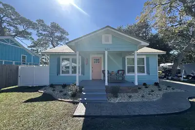 Image de Newly Renovated Seahorse Cottage 2 blocks to Bay & 1/2 Mile to Downtown Psj 3/2