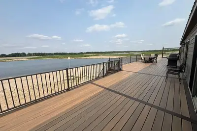 Image de Secluded Elkhorn River Retreat. Full sized home overlooking 250+ acre lake.