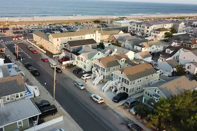 Image de Family Beach House, steps to beach n boardwalk Ac, WiFi, off street parking, Clean