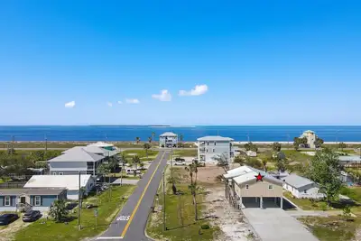 Image de \"Water of Life\" offers panoramic views, steps to the beach, screened-in porch, pet-friendly!