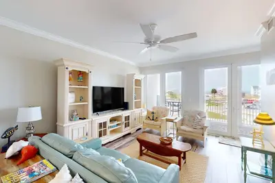 Image de Waterfront condo with pool, hot tub, furnished lanai, fireplace & chic furniture