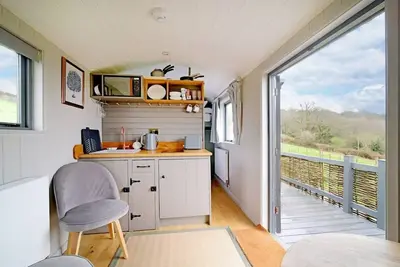 Image de Charming Hut w/ Outdoor Bath & Decking, Sea Views
