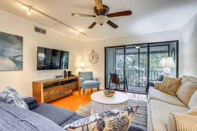 Image de Walk to Shore: Bradenton Beach Condo w/ Balcony!