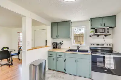 Image de Jefferson City Bungalow: Hot Tub & Patio!