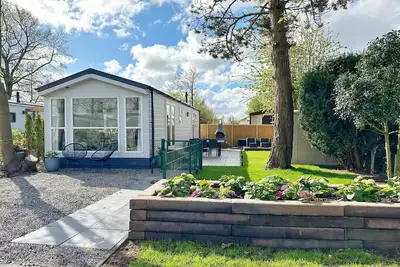 Image de Beautiful chalet with a lovely enclosed garden and Bbq to relax in after a day at the beach with your dog.