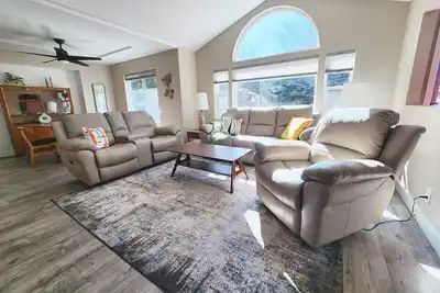 Image de Cozy Getaway: Stylish Oasis with Premium Amenities