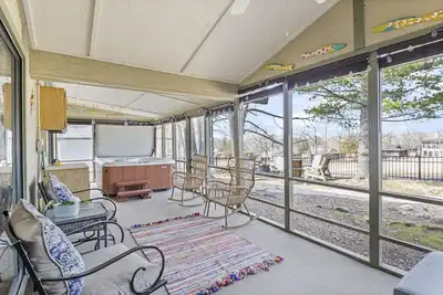 Image de Fairway and Lake Views with Hot Tub, Fire Pit and Spacious Rooms