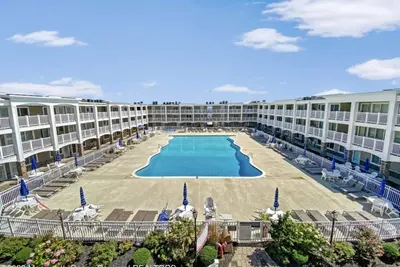 Image de Newly Renovated, Beachfront Family Oasis with Private Guarded Beach and Pool