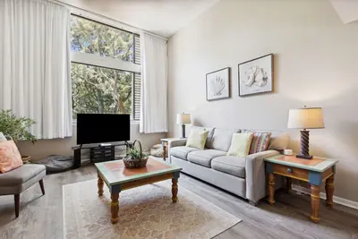 Image de 1164 Beach Walker - Adorable oceanfront, just steps to the beach and pool!