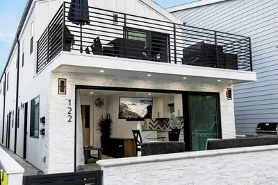 Image de Luxury Upper Unit - 7 Houses from the Beach - Rooftop Deck