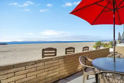 Image de Oceanfront Lower Unit on the Sand