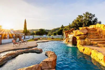 Image de 15% Off Aug 24-28! Amazing Pool, Hot Tub, VBall
