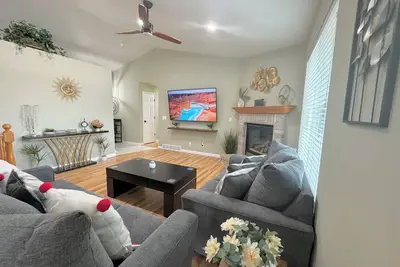 Image de Spacious Getaway Home in The Valley - Top Unit\n\n