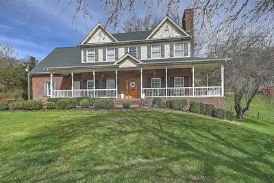 Image de Cozy House On The Hill W/ Hot Tub