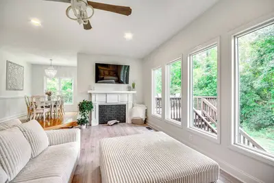 Image de Bright & Elegant Home in High Point w/ Deck!