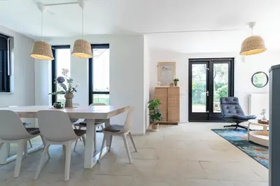 Image de Lakeside Paradise : Cottage Confortable avec Jacuzzi