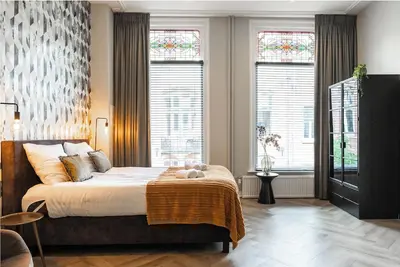 Image de Chambre cosy avec baignoire, 35m², WiFi rapide et stable, et sol en parquet à chevrons.