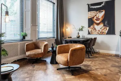 Image de Le studio au rez-de-chaussée, d'une superficie de 30m², offre un refuge cosy avec un élégant sol en