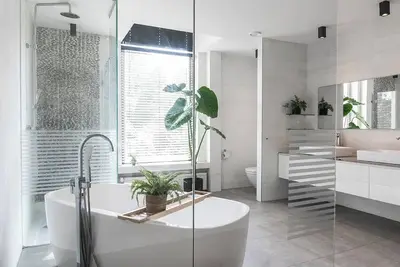 Image de Suite au premier étage, 35m², salle de bain attenante avec baignoire et douche à effet pluie.