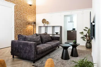 Image de Cet appartement au rez-de-chaussée dispose d'un espace de 65m2 avec un sol en parquet à chevrons.