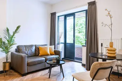 Image de Espace cosy à Tilburg avec Wi-Fi 100+ Mbps, Tv connectée et balcon—parfait pour travail et détente.