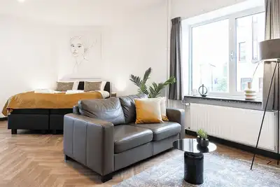 Image de Notre espace moderne est parfait pour les amateurs de sophistication, idéalement situé pour explorer