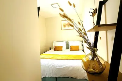 Image de Réveillez-vous en plein cœur de Tilburg dans un lit d'hôtel confortable qui allie le charme du passé