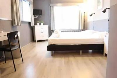 Image de Le bâtiment DenBerg, anciennement un petit hôtel, offre maintenant 7 chambres avec chauffage et clim