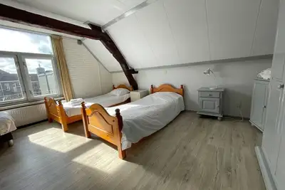 La spacieuse salle de séjour et les trois chambres offrent un espace ample pour votre groupe