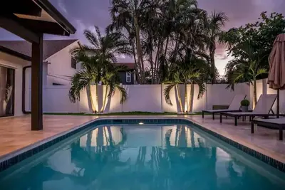 Image de Delray Beach Retreat: Poolside Paradise Near Atlantic Ave & Beach