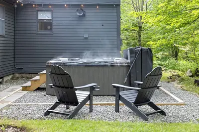 Image de Vermont Summer Escape - Sleeps 10 with FirePit, Hot Tub, and Pet Friendly!