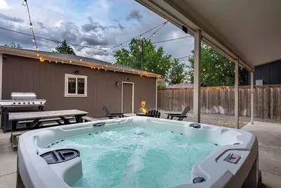 Image de Modern Denver Oasis - Centrally Located with Hot Tub & Large Kitchen!