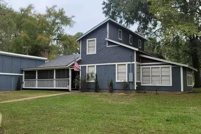 Image de East Texas 3-bedroom Rustic Home with Hot Tub and Campfires, by the lake